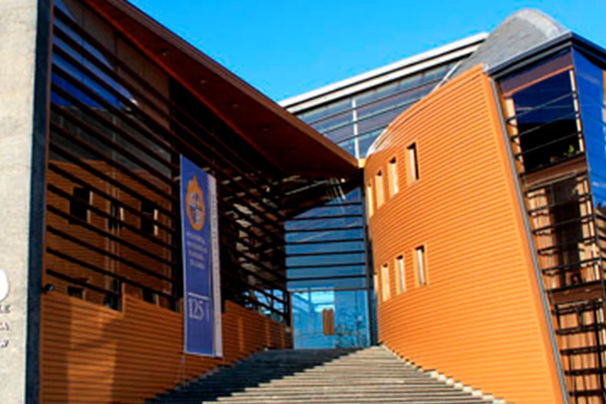 Edificio Pontificia Universidad Católica — foto 1