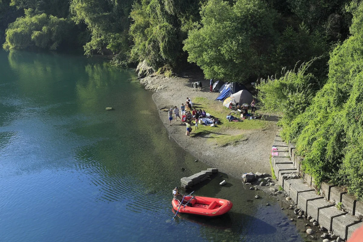 Guías de pesca retiran 80 sacos de basura del río Toltén en Villarrica